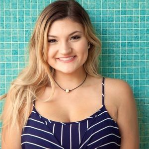 Hi there, Ava Paige just another Art student trying to paint my way through life